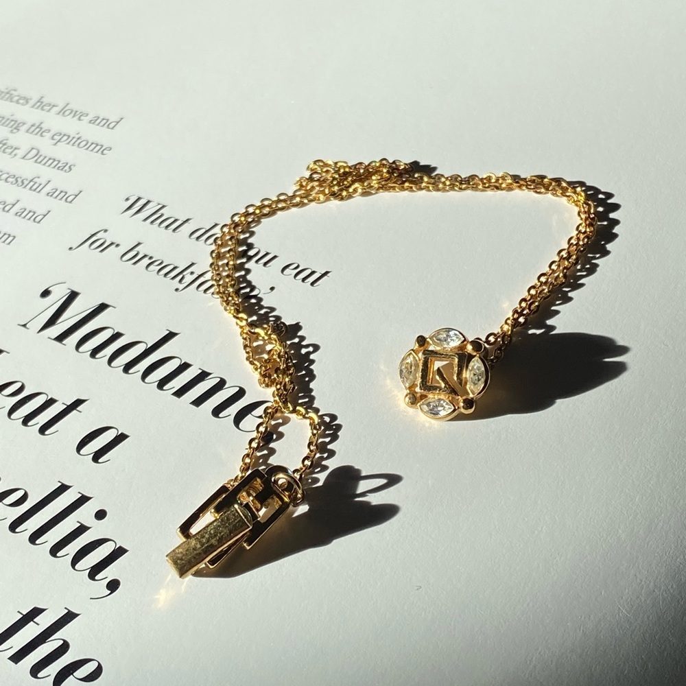 GIVENCHY gold tone vintage crystal necklace with G logo - Picture 13 of 16